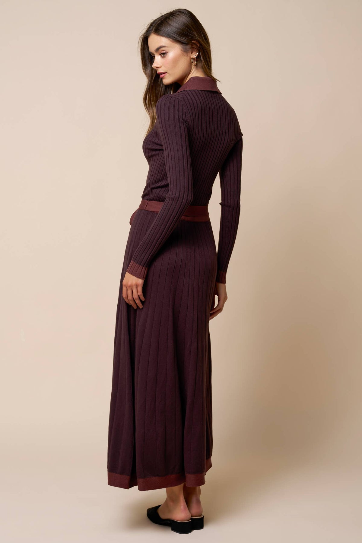Collared Belted Ribbed Knit Midi Dress: DK CHOCO-BROWN