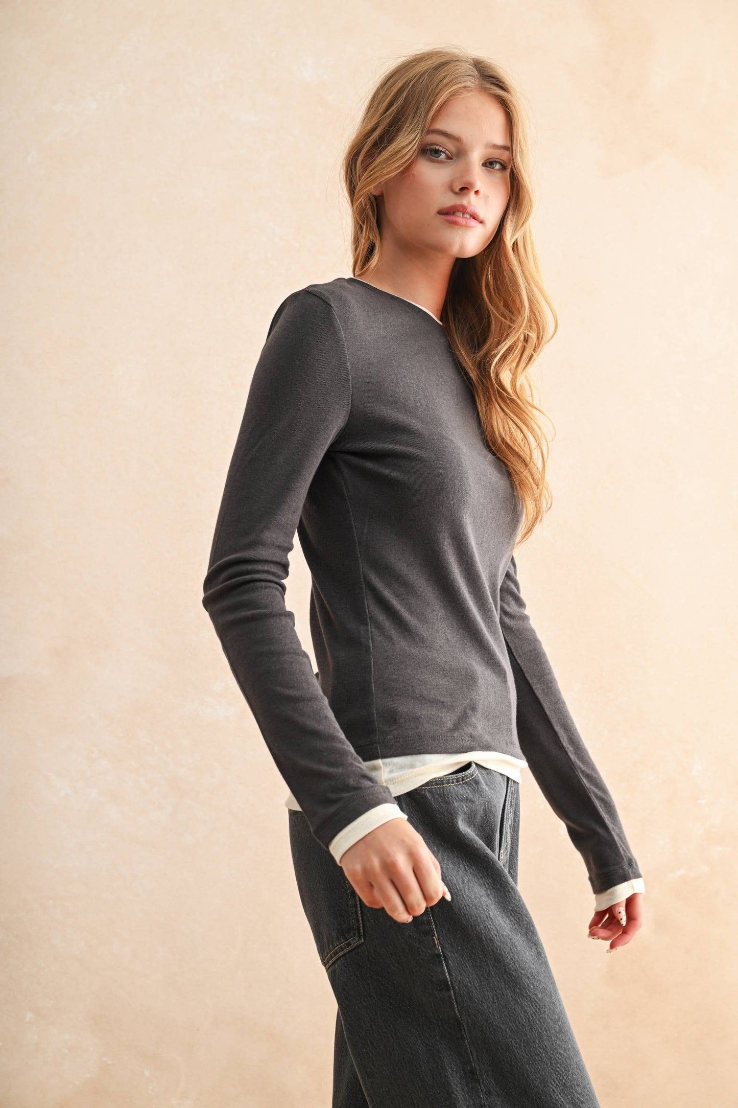 LIGHT WEIGHT COLOR CONTRASTED LONG SLEEVE TOP: CHARCOAL