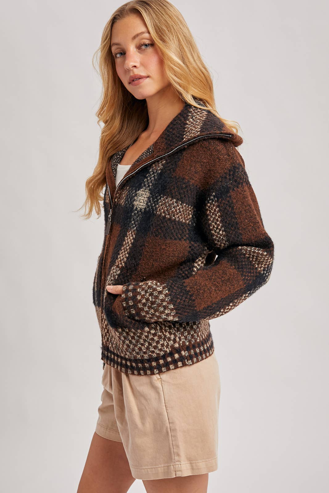 PLAID ZIPPER FRONT WIDE COLLAR FUZZY KNIT SWEATER JACKET: MOCHA COMBO / M/L