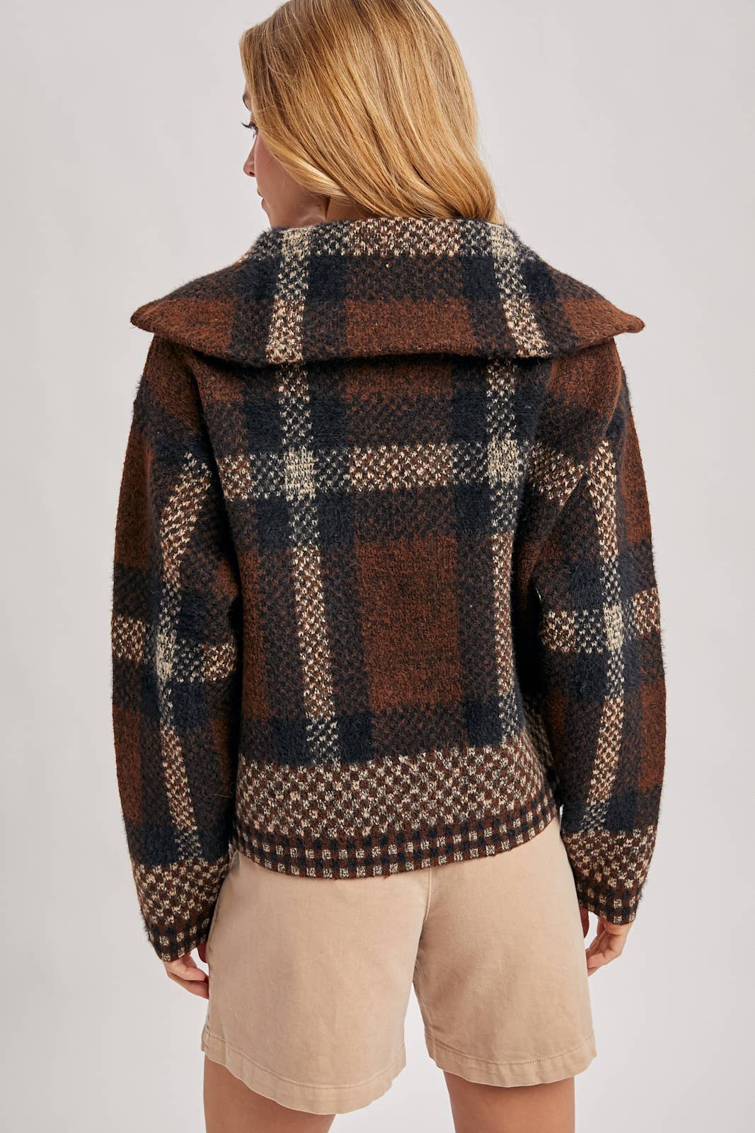PLAID ZIPPER FRONT WIDE COLLAR FUZZY KNIT SWEATER JACKET: MOCHA COMBO / M/L