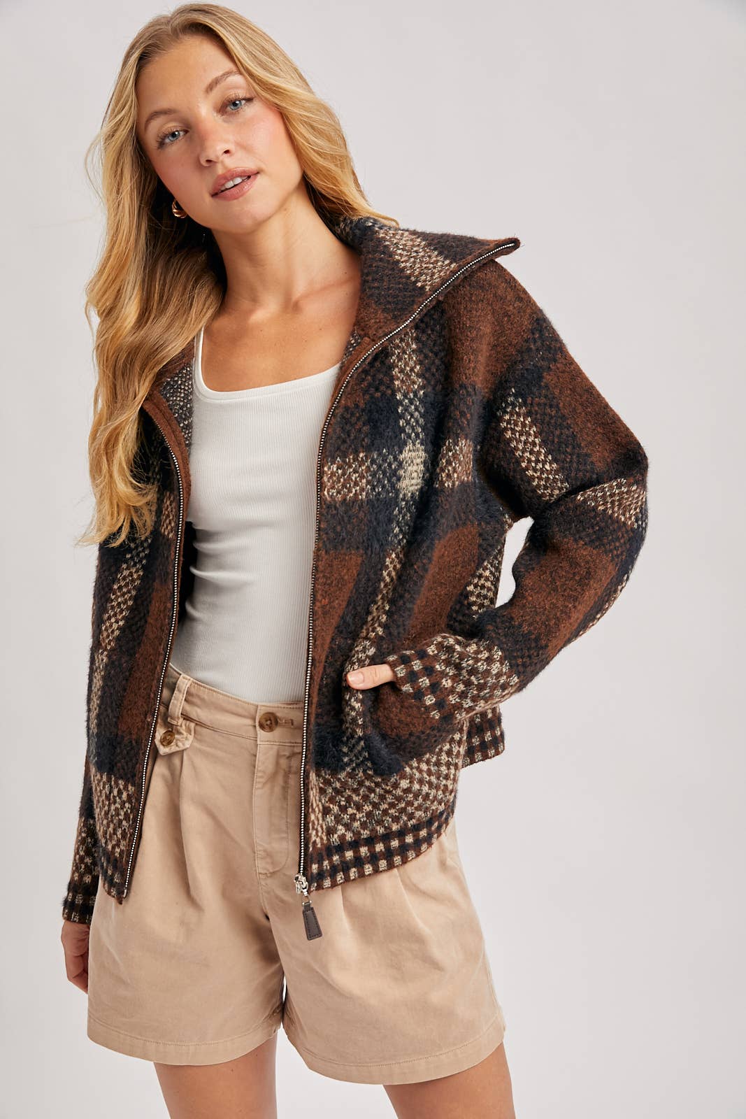 PLAID ZIPPER FRONT WIDE COLLAR FUZZY KNIT SWEATER JACKET: MOCHA COMBO / M/L
