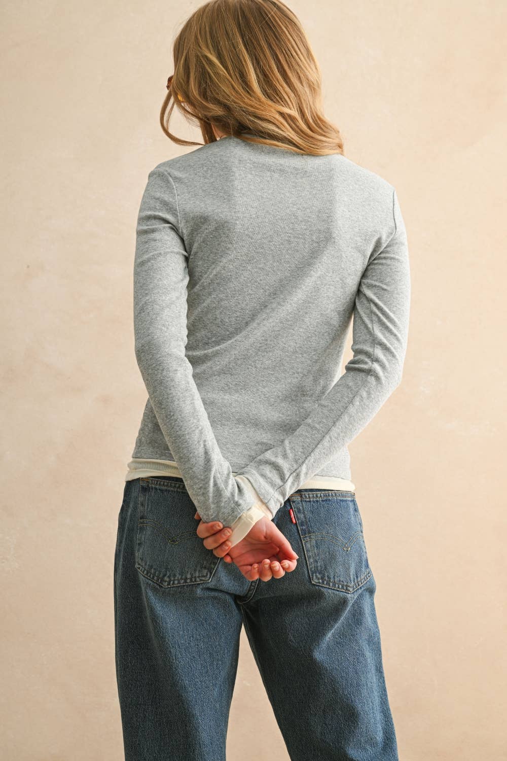 LIGHT WEIGHT COLOR CONTRASTED LONG SLEEVE TOP: GREY