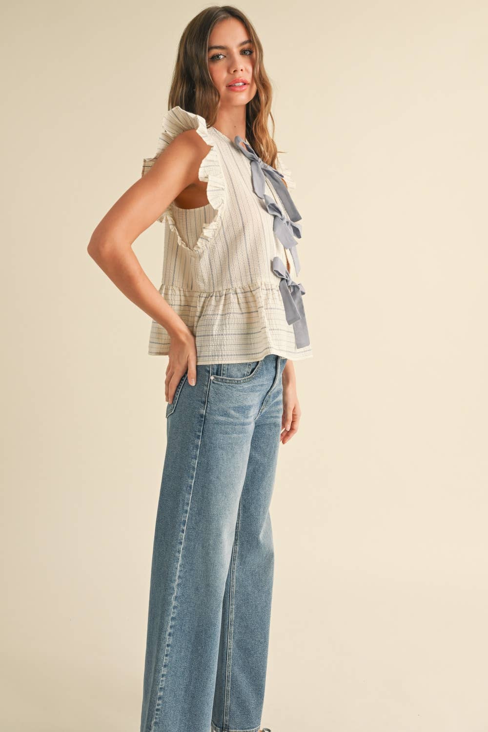 STRIPED WITH TIE FRONT RUFFLE SLEEVELESS BLOUSE: BLUE
