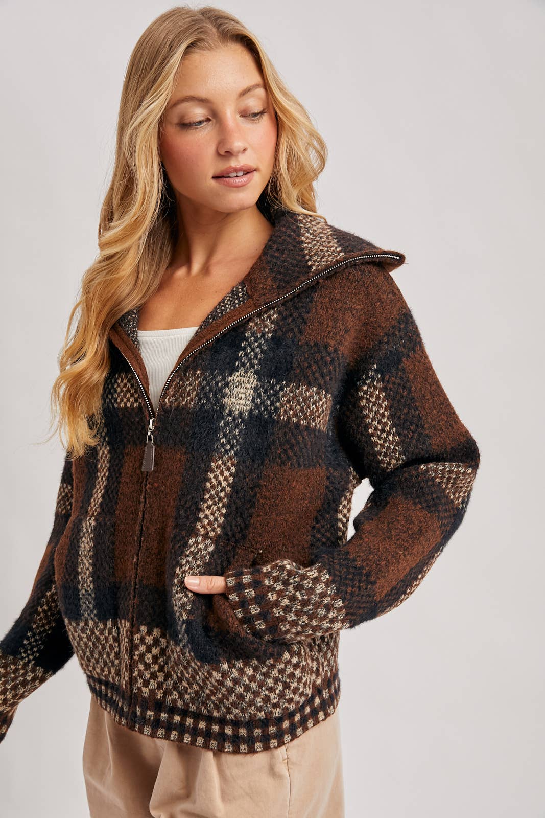 PLAID ZIPPER FRONT WIDE COLLAR FUZZY KNIT SWEATER JACKET: MOCHA COMBO / M/L