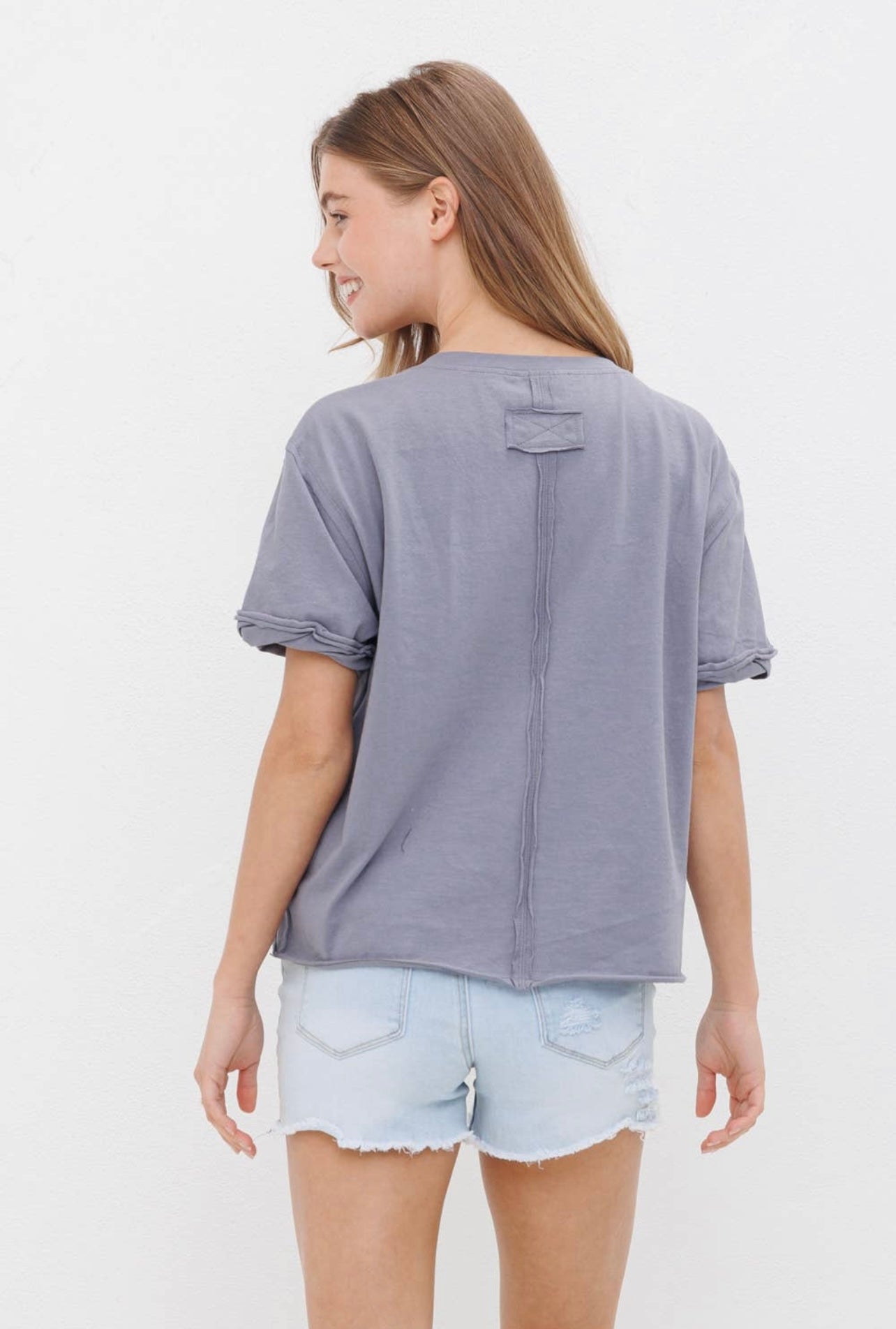 CROPPED TEE WITH ROUGH EDGE DETAIL